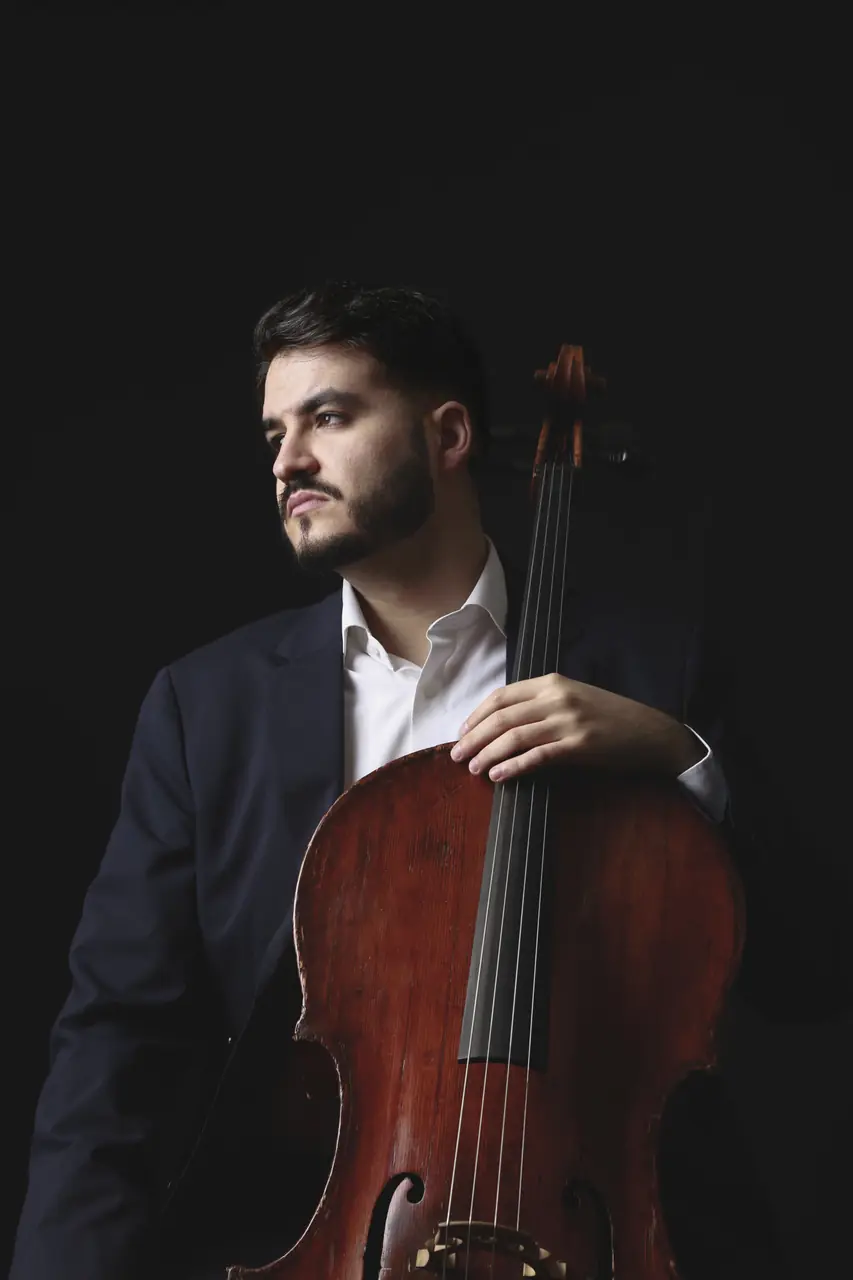 Alfons con el violonchelo clásico
